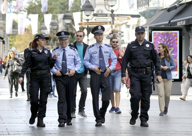 САЛЕЋУ ИХ ТУРИСТИ И УЖИВАЈУ У ПОГЛЕДУ: Кинески полицајци атракција престонице